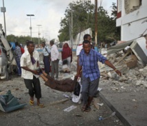 La gente evacua a los heridos tras el ùltimo atentado contra un hotel en Somalia La gente evacua a los heridos tras el ùltimo atentado contra un hotel en Somalia