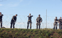 Soldados eslovenos instalando la valla