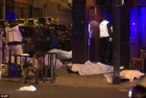 Personas asesinadas, en el suelo, en un restaurante de París Personas asesinadas, en el suelo, en un restaurante de París