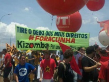 Manifestantes pidiendo la dimisión de Eduardo Cunha en Brasilia