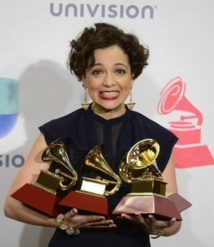 Natalia Lafourcade con sus tres Grammys