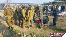 Soldados y gente en el lugar del ataque cerca de Gush Etzion Soldados y gente en el lugar del ataque cerca de Gush Etzion