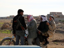 Tres hombres en moto paran en un puesto de control de las fuerzas kurdas en Siria Tres hombres en moto paran en un puesto de control de las fuerzas kurdas en Siria