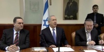 Netanyahu-en el centro-en una reunión de su gobierno