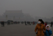 Los pekineses afluyen a los hospitales afectados por la contaminación del aire