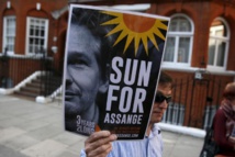 Un manifestante pide la liberación de Assange