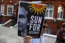 Un manifestante pide la liberación de Assange Un manifestante pide la liberación de Assange