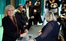 Marine Le Pen votando