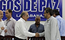 El jefe de la delegación del gobierno, Humberto De La Calle-a la izquierda-le da la mano al jefe de la delegación de las FARC, Iván Márquez El jefe de la delegación del gobierno, Humberto De La Calle-a la izquierda-le da la mano al jefe de la delegación de las FARC, Iván Márquez
