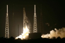 El cohete Falcon aterriza El cohete Falcon aterriza