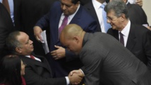 El presidente saliente del parlamento, Diosdado Cabello-a la izquierda-le da la mano al nuevo presidente,Henry Ramos Allup El presidente saliente del parlamento, Diosdado Cabello-a la izquierda-le da la mano al nuevo presidente,Henry Ramos Allup