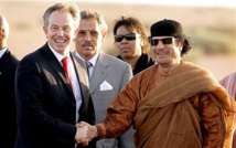Blair-a la izquierda-dándole la mano a Gadafi Blair-a la izquierda-dándole la mano a Gadafi