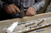 Incrustando hilo y nácar en la madera Incrustando hilo y nácar en la madera