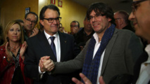 Artur Mas-a la izquierda-le da la mano a Carles Puigdemont Artur Mas-a la izquierda-le da la mano a Carles Puigdemont