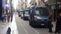 La policía en la entrada de la sede de la AFCSA