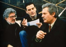 De izquierda a derecha, Ettore Scola, Massimo Troisi y Marcello Mastroianni en el rodaje de "Che ora è", en 1989