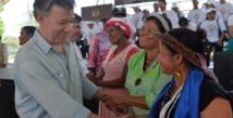 Juan Manuel Santos saluda a las campesinas Juan Manuel Santos saluda a las campesinas