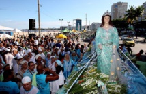 Los que participan en el ritual alrededor de una estatua de Iemanyá, en Brasil