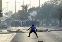 Un manifestante y policías en Bahréin Un manifestante y policías en Bahréin