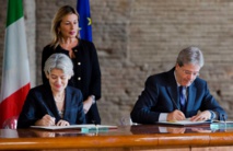 Irina Bokova-a la izquierda-y el ministro italiano de Cultura Paolo Gentiloni