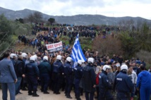 Policías y manifestantes contra la llegada de más inmigrantes en la isla de Kos, en Grecia.