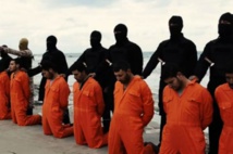 Milicianos del estado islámico a punto de decapitar a cristianos coptos egipcios Milicianos del estado islámico a punto de decapitar a cristianos coptos egipcios