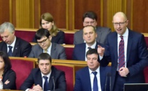 Yatseniuk-de pie-en el parlamento ucraniano