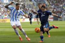 El defensa brasileño del Real Madrid Marcelo Vieira (i) ante el centrocampista Ignacio Camacho, del Málaga (d), durante el partido, en Málaga