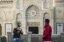 Un joven le hace una foto a otro en El Cairo