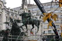 Retirada de la estatua de Franco en Santander, en 2008.