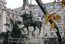Retirada de la estatua de Franco en Santander, en 2008. Retirada de la estatua de Franco en Santander, en 2008.