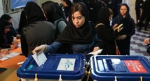 Una mujer vota en Irán Una mujer vota en Irán