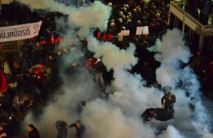 Policías y manifestantes en Turquía