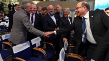 Turki Al Faisal-a la izquierda-le da la mano al ministro israelí de defensa Moshe Yaalon, durante la última cumbre de Davos Turki Al Faisal-a la izquierda-le da la mano al ministro israelí de defensa Moshe Yaalon, durante la última cumbre de Davos