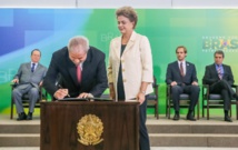 Lula y Dilma, al firmar el cargo. Lula y Dilma, al firmar el cargo.