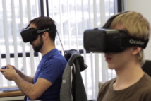 Dos chicos usando el Rift de Oculus Dos chicos usando el Rift de Oculus