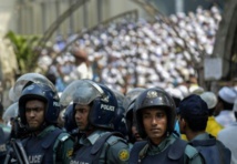 Policías y manifestantes en Dacca, Bangladesh