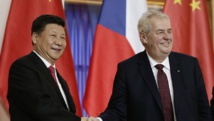 Xi Jinping-a la izquierda-y Milos Zeman