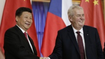 Xi Jinping-a la izquierda-y Milos Zeman Xi Jinping-a la izquierda-y Milos Zeman