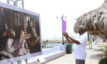 Un hombre hace una foto de la foto del cuadro Las Meninas de Velázquez Un hombre hace una foto de la foto del cuadro Las Meninas de Velázquez