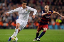 Cristiano Ronaldo-a la izquierda-e Iniesta
