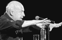 Eduardo Galeano (Montevideo 1940-2015) en la Sala Nezahualcóyotl del Centro Cultural Universitario de la UNAM, donde el autor de Las venas abiertas de América Latina ofreció una lectura de parte de su obra, el 2 de abril de 2009