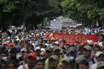 Manifestantes contra la reducción de salarios de los maestros Manifestantes contra la reducción de salarios de los maestros