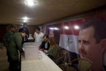 Un policía vota en Damasco, Siria Un policía vota en Damasco, Siria