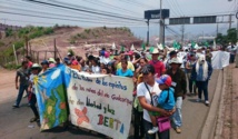 Manifestantes pidiendo justicia para Berta