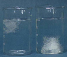 Agua pesada en el vaso de la derecha Agua pesada en el vaso de la derecha