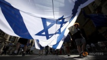 Gente llevando una bandera israelí en la marcha a favor de Israel en Manhattan Gente llevando una bandera israelí en la marcha a favor de Israel en Manhattan
