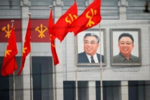 Banderas y retratos de Kim Il-Sung y de Kim Jong-Il Banderas y retratos de Kim Il-Sung y de Kim Jong-Il