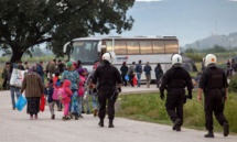 Refugiados y policías en Idomeni, Grecia. Refugiados y policías en Idomeni, Grecia.