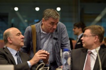 El ministro griego de Economía, de pie, entre otros ministros europeos.